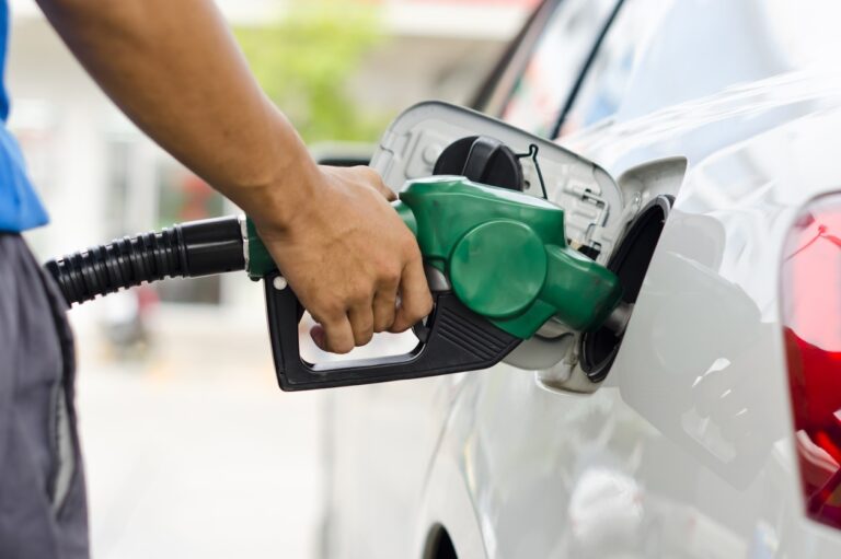 Preço da gasolina cai 0,48% na quinta semana de julho, com média no país de R$ 5,731