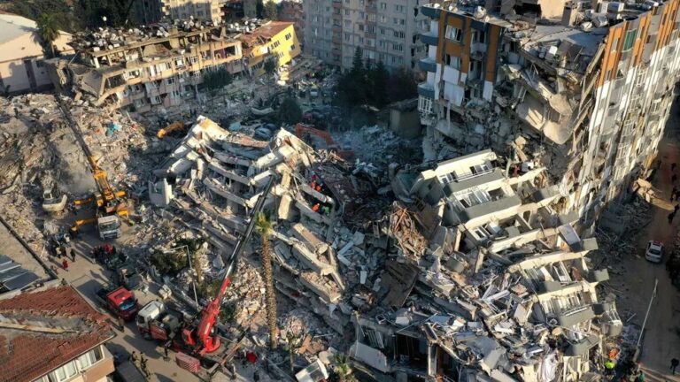 Novo terremoto atinge a Turquia e derruba prédios