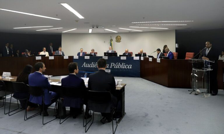 Ministros do STF e governo defendem redes reguladas; empresas rebatem