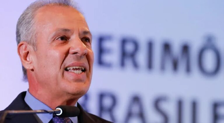 Ex-ministro diz à PF que desconhecia conteúdo da caixa presenteada por sauditas