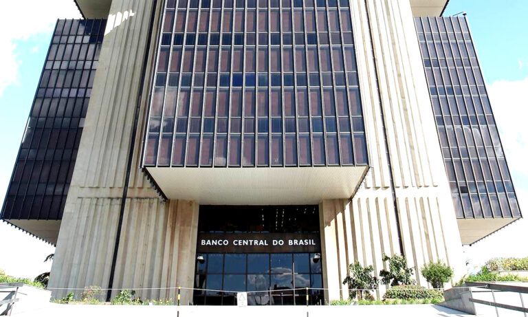 Em fevereiro, juros médios dos bancos sobem para 44,2% ao ano