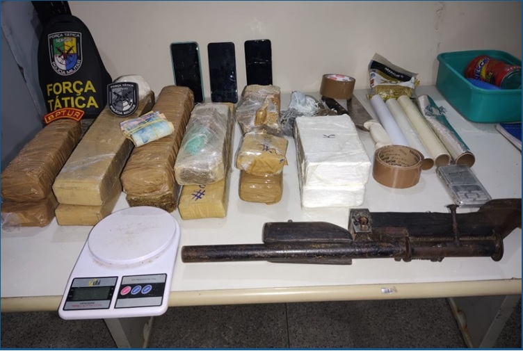 PM apreende cerca de 13kg de drogas e uma arma de fabricação caseira