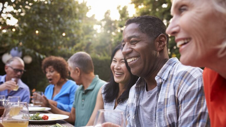 Entre os países mais felizes do mundo em 2023, Brasil está em 49º