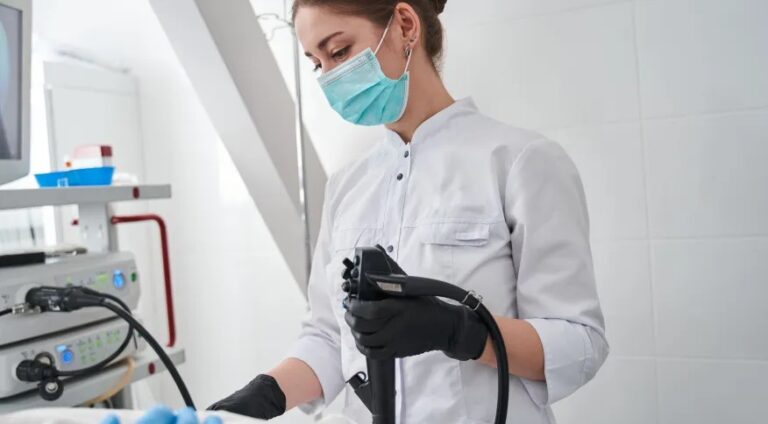 Câncer de intestino preocupa jovens e adultos; conheça os riscos e sintomas