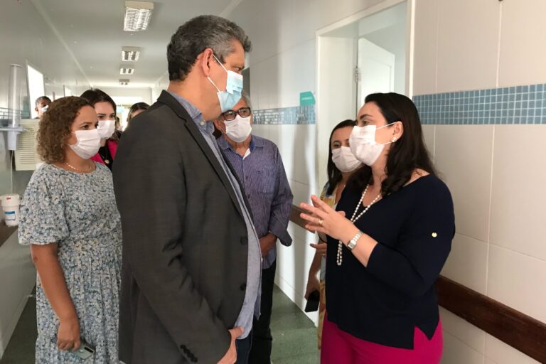 Ministro Márcio Macêdo visita Hospital Santa Isabel