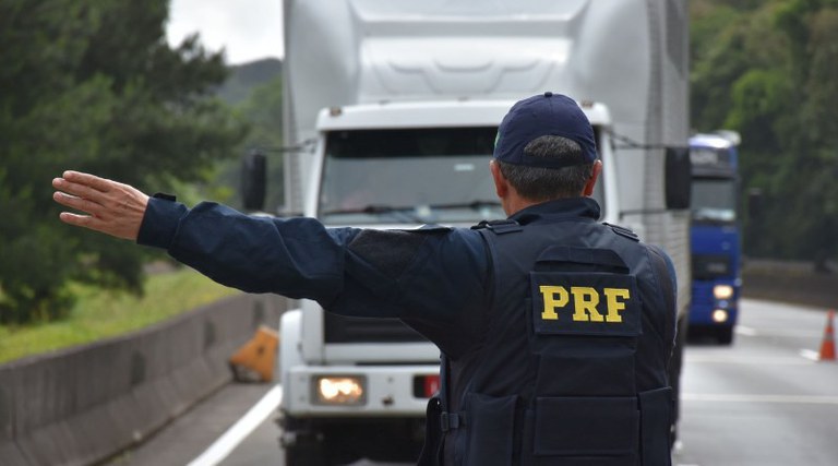 PRF flagra caminhões transportando mercadorias sem notas fiscais