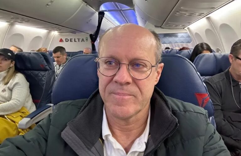Magnata oferece US$ 100 mil para passageira de avião viajar sem máscara