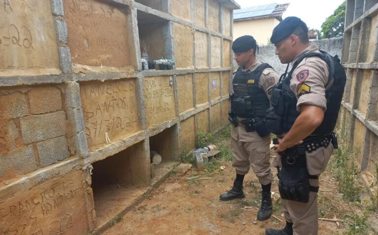 Mulher encontrada viva em túmulo ficou ao menos 10 horas presa, diz polícia