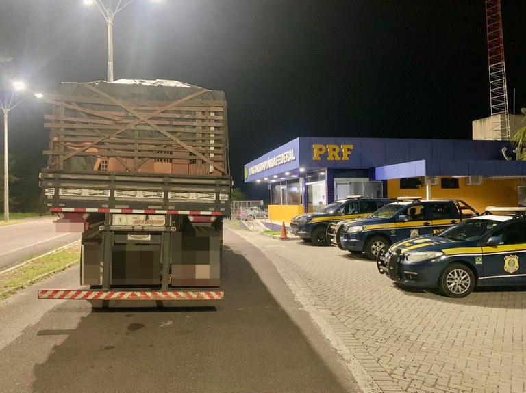 PRF flagra caminhões transportando mercadorias sem notas fiscais