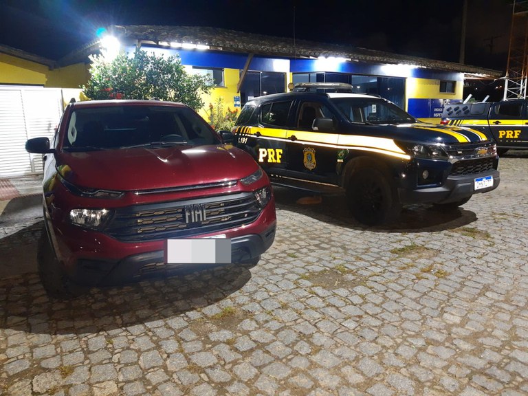 Polícia Rodoviária Federal recupera carro roubado