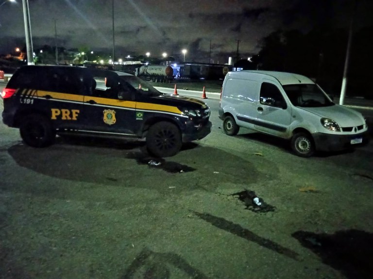 PRF recupera carro roubado e apreende dois revólveres