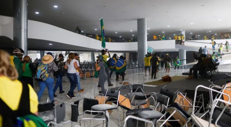STF marca julgamento das primeiras denúncias pelos atos de 8 de janeiro