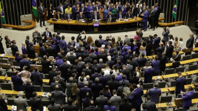 Câmara aprova urgência do Projeto de Lei das fake news