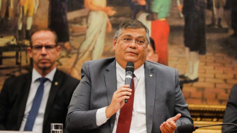 Deputados da oposição enviam pedido de prisão de Dino à PGR
