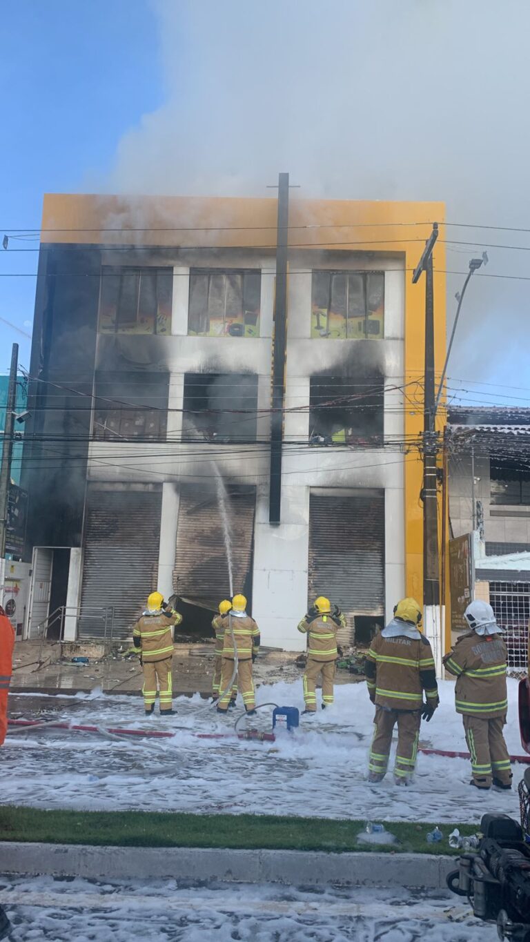 Corpo de Bombeiros combate incêndio de grandes proporções em loja de eletrônicos em Aracaju