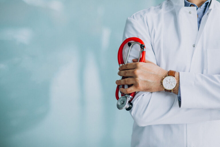 Portugal oferece salário de R$ 15 mil, semana de quatro dias e casa para médicos brasileiros
