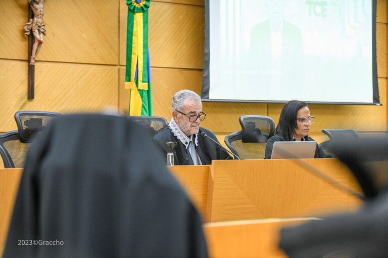 Primeiro Pleno do TCE após morte de Pinna é marcado por homenagens