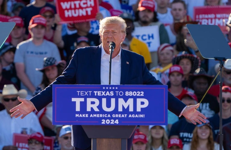 Trump se apresenta e enfrenta audiência de acusação nesta terça