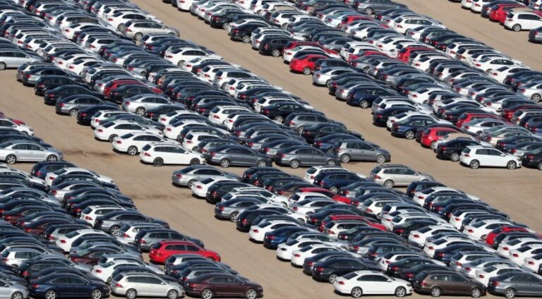 Procura por carros “velhos” cresce em cenário de preços e juros altos