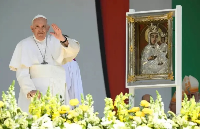Papa insta Hungria a abrir as portas aos migrantes durante missa no país