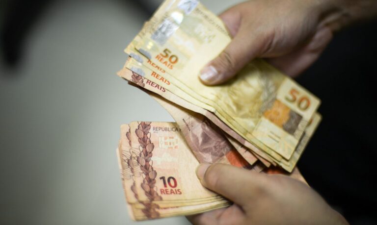 Salário mínimo de R$ 1.320 entra em vigor nesta segunda