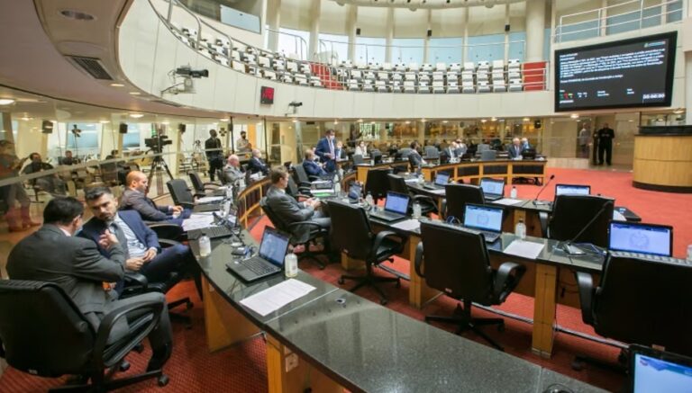 Santa Catarina aprova proposta para colocar policiais aposentados em sala de aula
