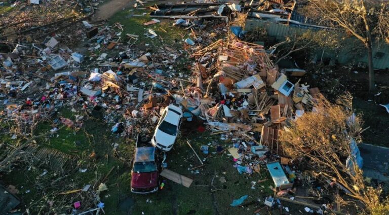 Tornados e tempestades causam devastação e deixam ao menos 21 mortos nos EUA