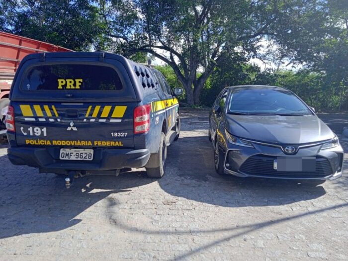 Polícia Rodoviária Federal recupera carro roubado