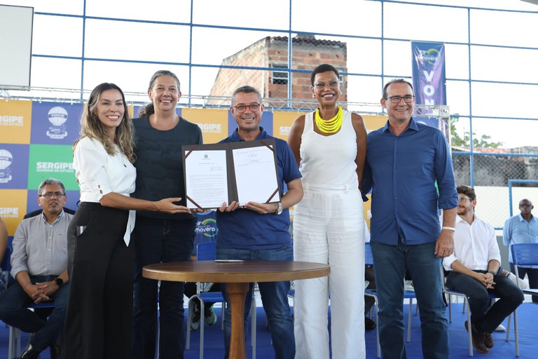 Ministra do Esporte participa de inauguração de quadras poliesportivas