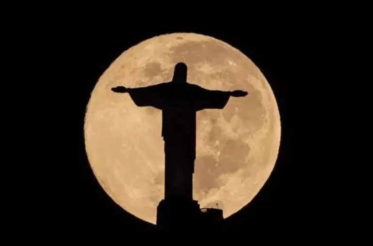 ‘Preto e imponente’: luzes do Cristo Redentor são apagadas em apoio a Vini Jr
