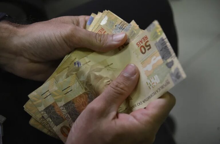 Juros pagos pelas famílias atingem 59,7% em abril