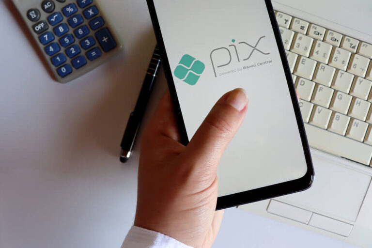 Alerta: novo golpe financeiro começa te pagando R$ 20 no Pix
