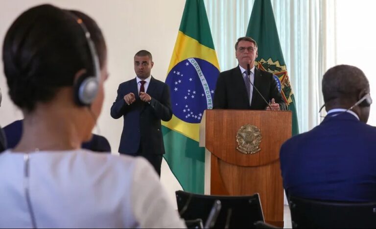 Julgamento de Bolsonaro no TSE será retomado na terça-feira