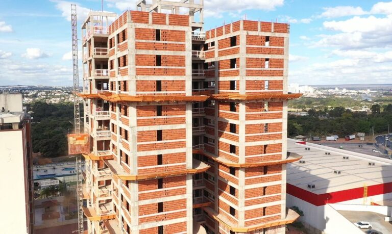 Criação de empregos da construção civil cai menos no 1º semestre