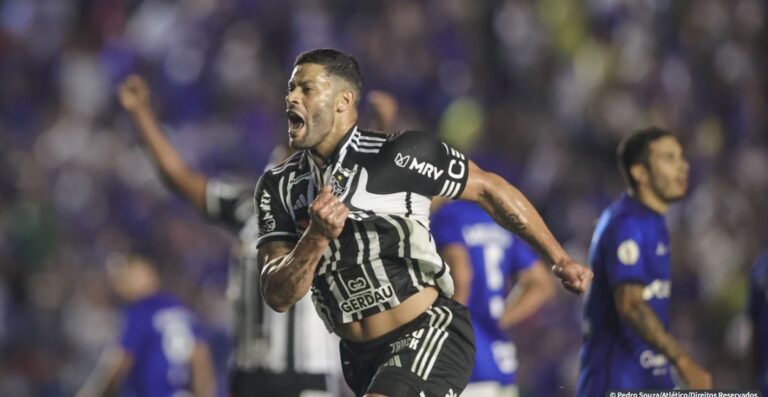 Hulk marca de falta e Atlético-MG vence clássico com Cruzeiro