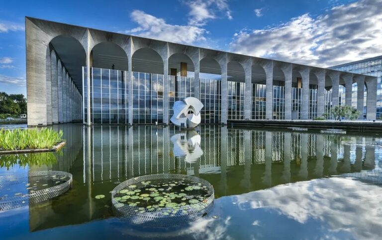 Itamaraty amplia para 50 vagas em concurso para diplomata e sai o edital