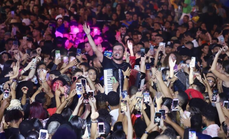Forró Caju chega ao fim em noite de São Pedro com multidão na praça dos mercados