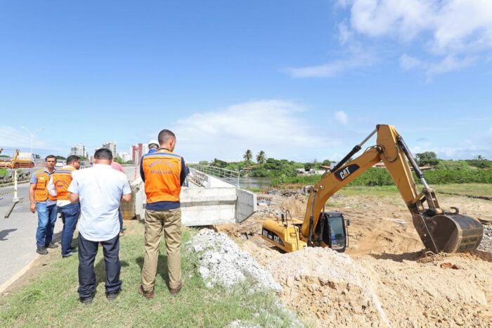 Após afundamento de parte de estrutura, ponte sobre rio Poxim é interditada