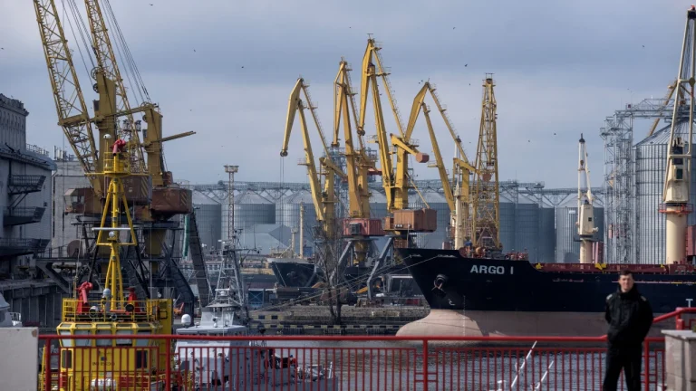 Após suspensão de acordo de grãos, Rússia ataca portos da Ucrânia