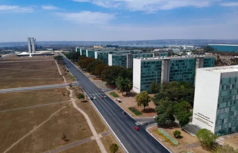Vinte e cinco mil servidores recebem supersalários e custam R$ 3,9 bi por ano ao país