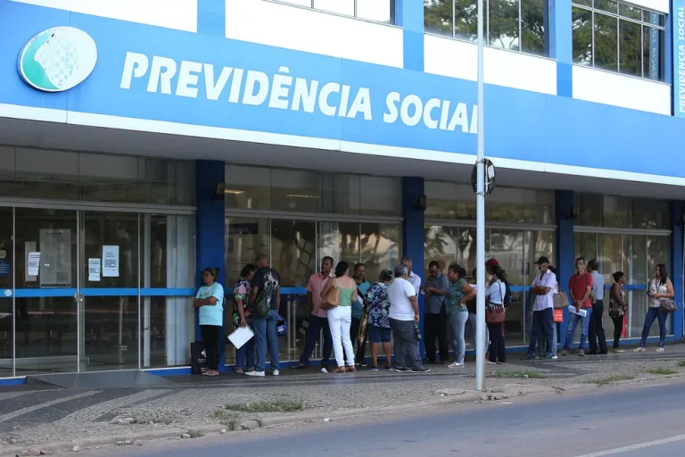 Governo retoma bônus de produtividade a servidores para reduzir fila do INSS