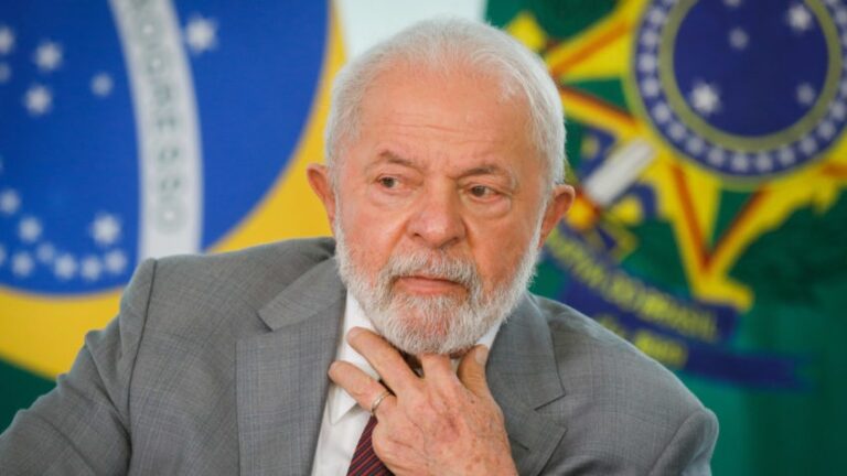 Governo Lula bloqueia recursos para educação, alfabetização e bolsas
