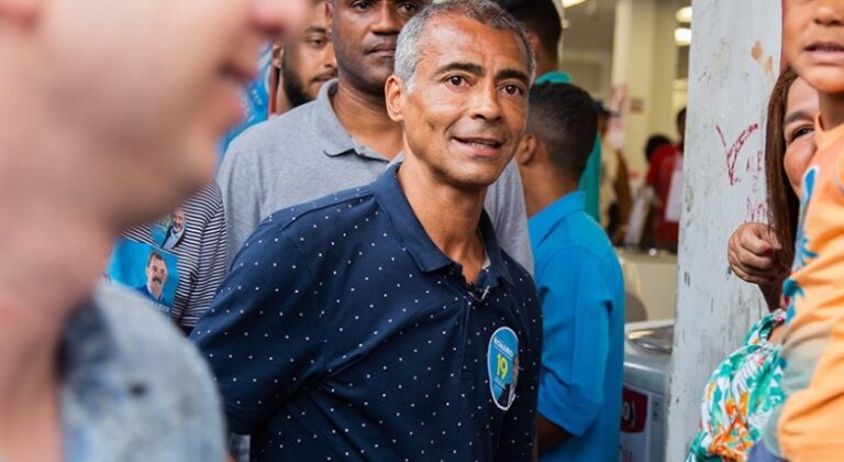 Romário é internado no Rio após passar mal; quadro é estável