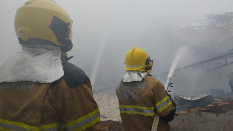 Corpo de Bombeiros combate incêndio em fábrica de ração em Simão Dias