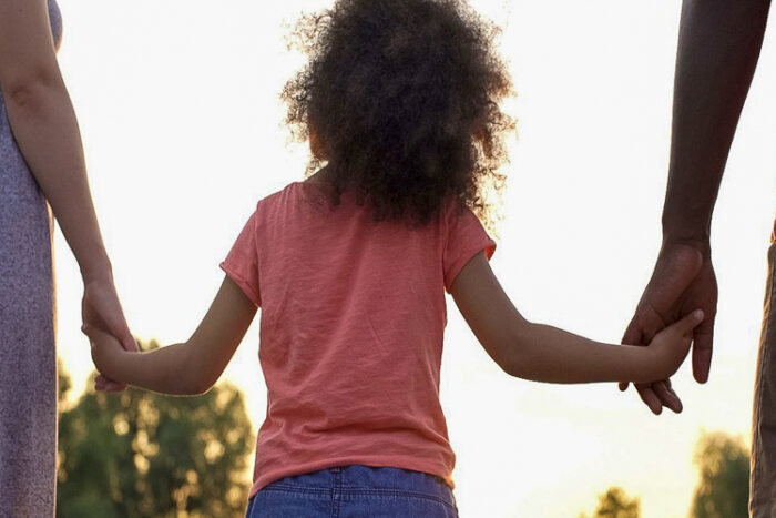 Como proteger crianças de abusos? Psicóloga publica livro com guia para pais e filhos