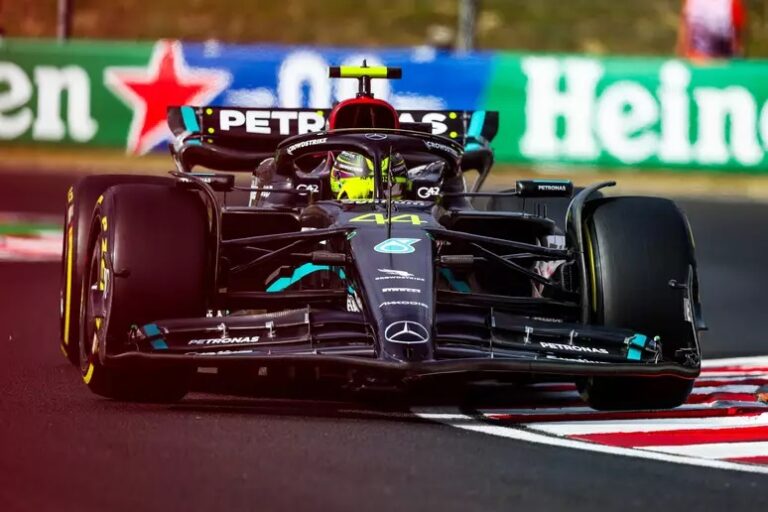 Lewis Hamilton volta a ser pole na Fórmula 1