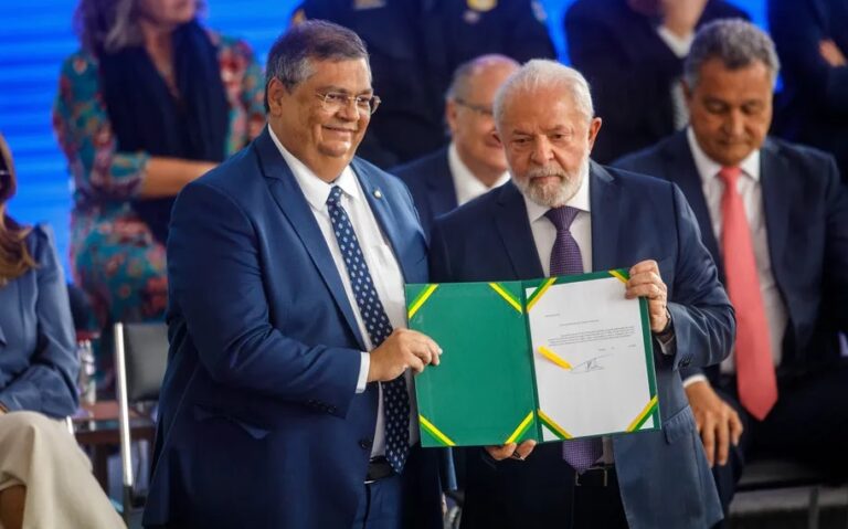 Deputados de oposição apresentam projeto para derrubar decreto de Lula sobre armas
