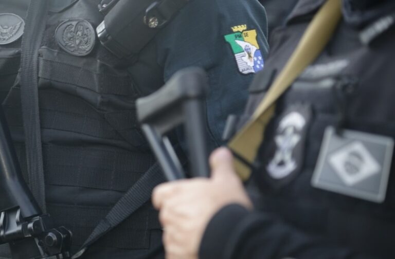 Operação policial desmonta ponto de venda de drogas em prédio abandonado