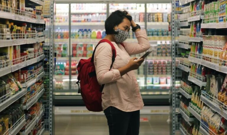 Saiba se vale a pena pagar compras de supermercado com cartão de crédito
