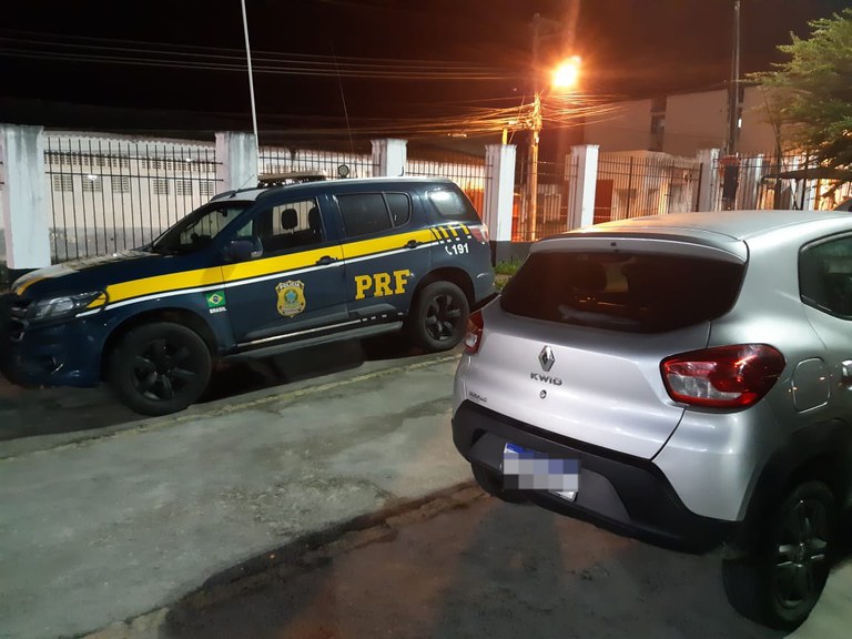 PRF recupera na BR-101 automóvel roubado